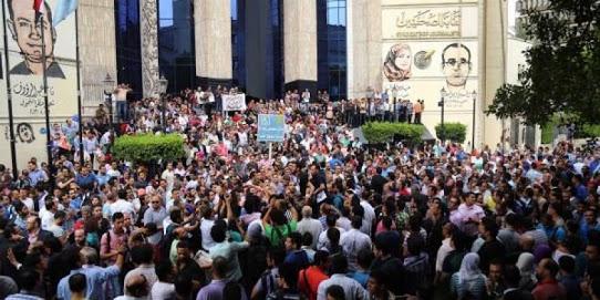 قانونيون وسياسيون: مجلس النواب لا يملك فرض الحراسة على “مقشة بالشارع”