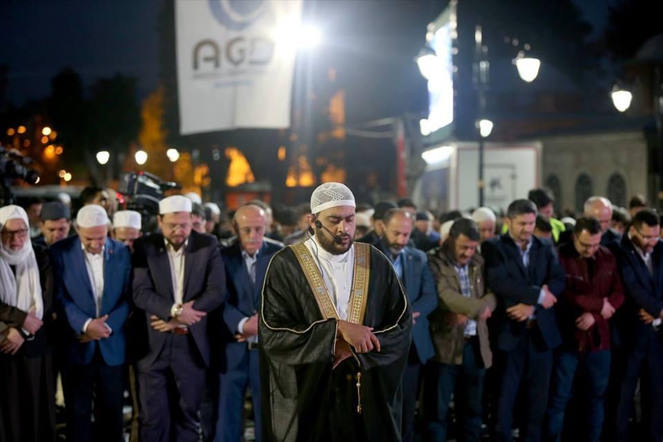 في ذكرى القسطنطينية.. أتراك يصلون الفجر في “آيا صوفيا”