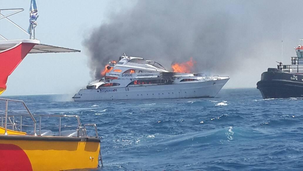 بالصور.. حريق مركب سفاري بالغردقة وإنقاذ 25 سائحًا