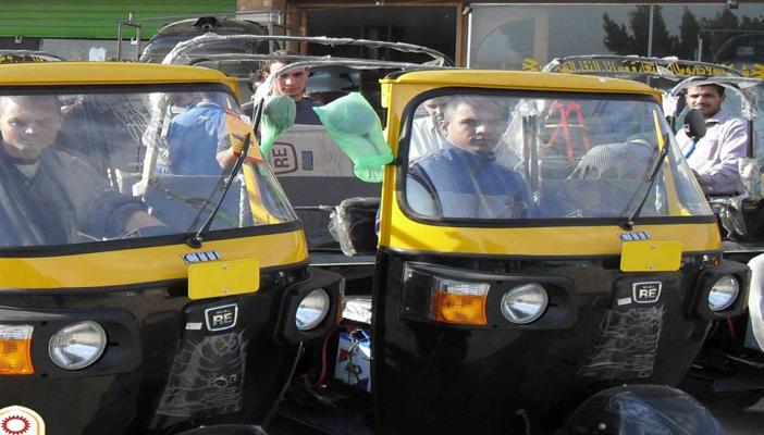 سائقو “توكتوك” بني سويف :مفيش تراخيص ومش عاوزين نبقى “عواطلية”