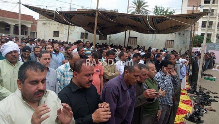 بالصور.. تحول جنازة فريد إسماعيل لتظاهرة ضد الحكم العسكري