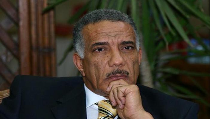 زكريا عبدالعزيز يهدد بحرق نفسه أمام دار القضاء