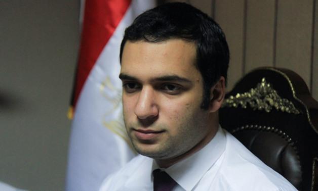 8 سقطات تثبت فبركة فتى السيسي المدلل لقاء مع مسؤول أميركي “وهمي”