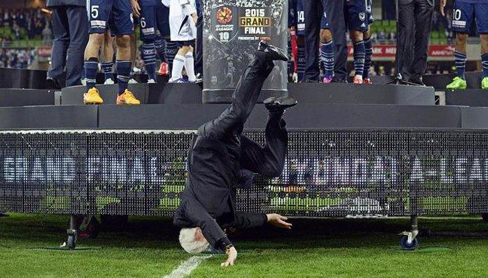 بالفيديو.. رئيس الاتحاد الأسترالي يسقط من منصة التتويج