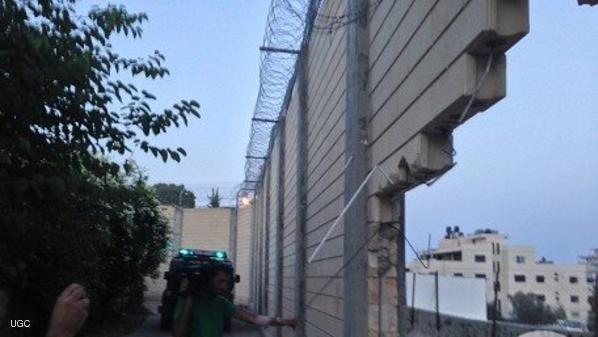 فلسطينيون ينجحون في هدم جزء من الجدار العازل والعبور للقدس