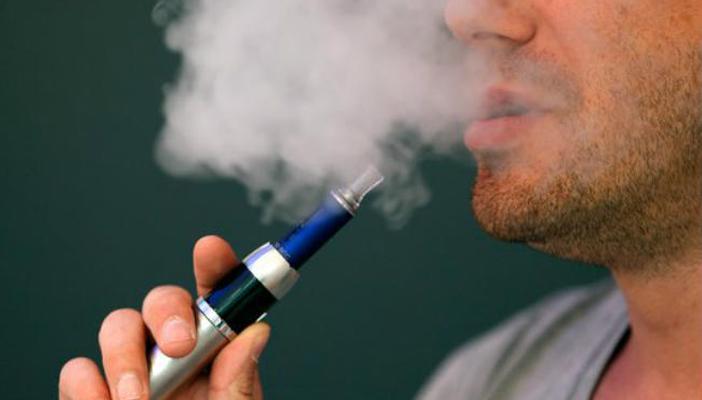 دراسة: السجائر الإلكترونية المنكّهة أكثر سُميَّة  من السجائر العادية