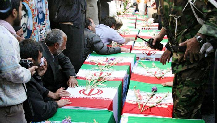 بالفيديو.. توابيت قتلى إيران على حدود العراق