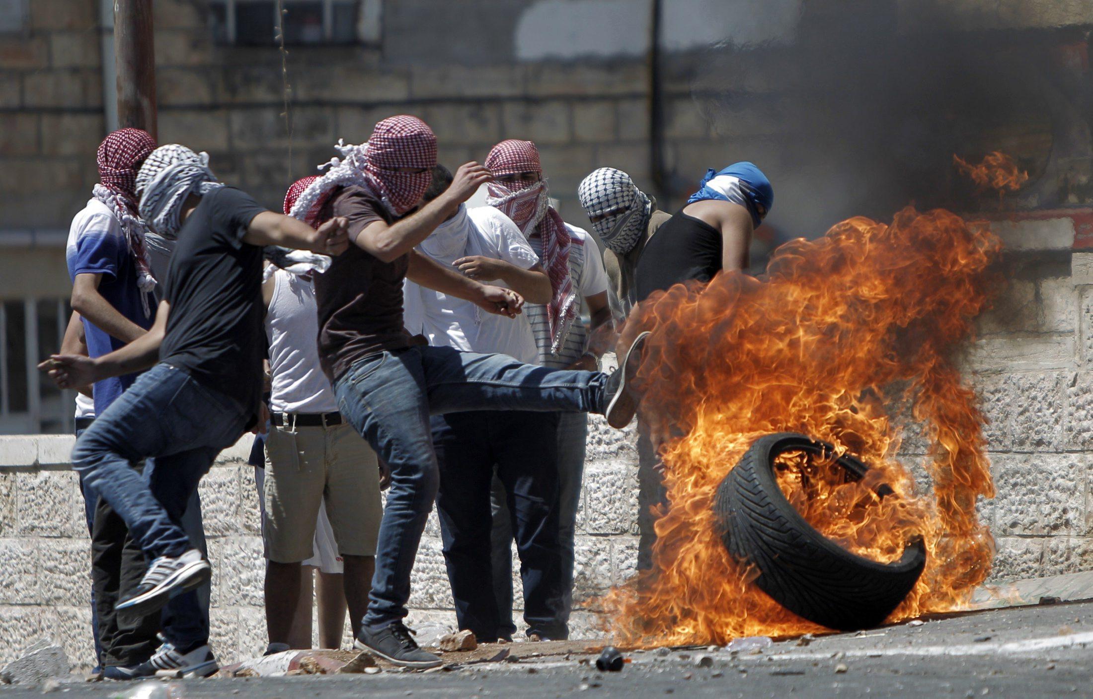 اشتباكات واسعة النطاق بين فلسطينيين وقوات الاحتلال في الضفة وغزة