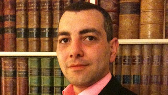 خبير قانون دولي: المصريون بيفكروا يهاجروا بسبب السيسي والقضاء