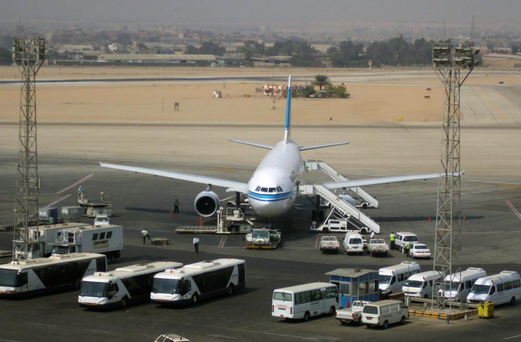 السلطات الفرنسية تتسبب في تأخر رحلة مصر للطيران إلى باريس 90 دقيقة