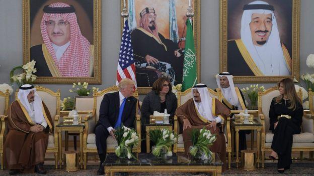 تساؤلات أميركية.. كيف يهاجم ترامب الإسلام وتحتفى به السعودية؟