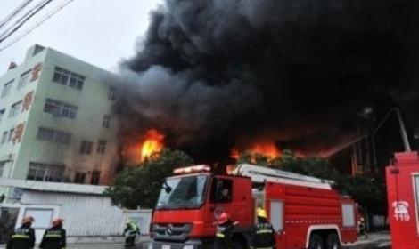 15 سيارة إطفاء للسيطرة علي حريق بمخزن الجمرك برمسيس