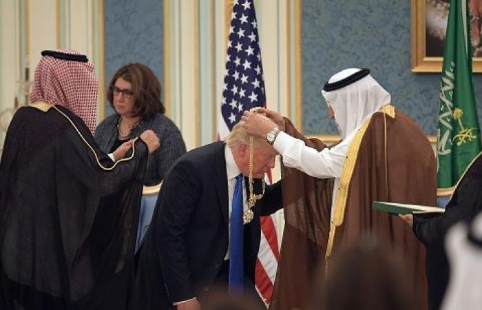 مع بداية الزيارة.. الملك سلمان يقلد ترامب أعلى وسام في المملكة