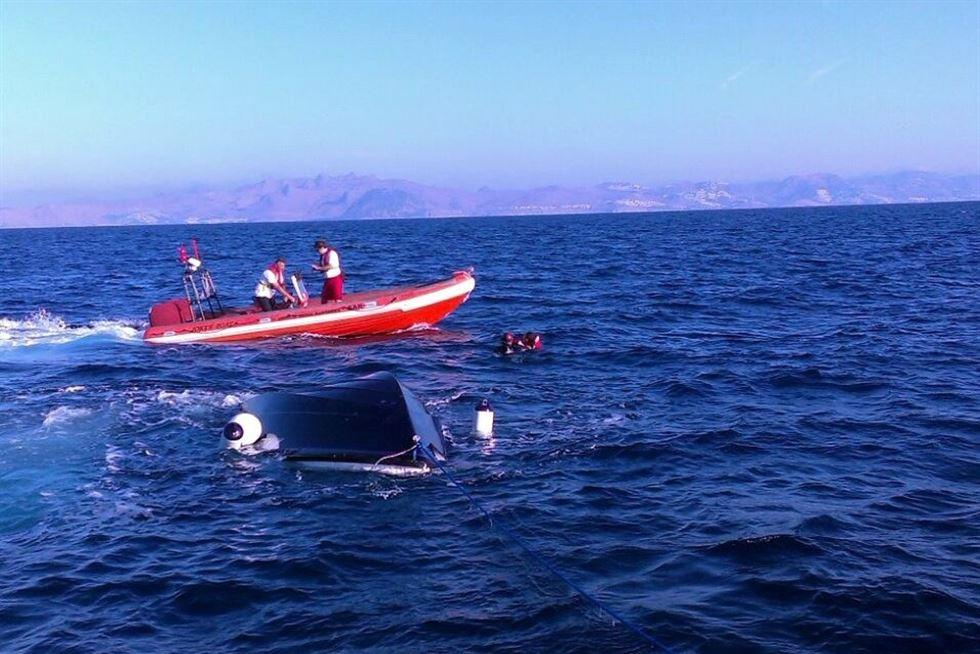 قوات حرس الحدود تنقذ 6 أفراد تعرضوا للغرق على مركب بالبحر الأحمر