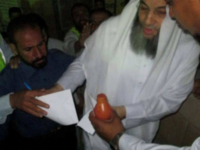 محمد حسان يوقع على استمارة 