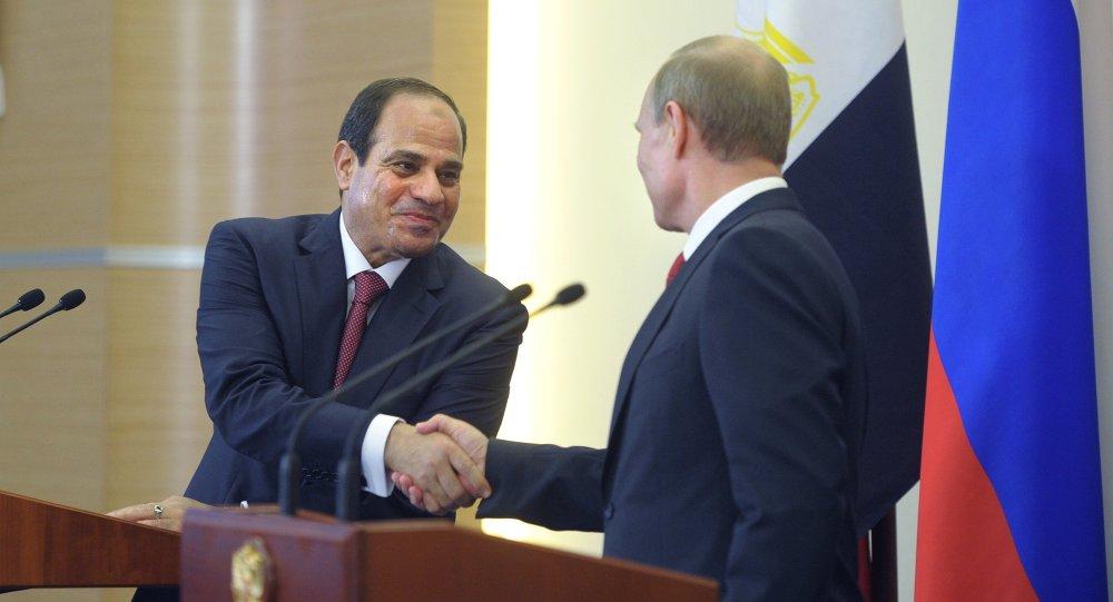 نشطاء: السيسي باع الأرض وقبل القرض وكل مشاريعه “فنكوش”