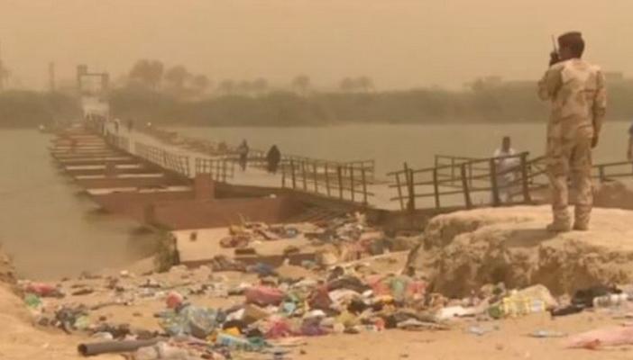 بالصور: عائلات عالقة بقلب عاصفة رملية بعدما أغلق الطريق لبغداد