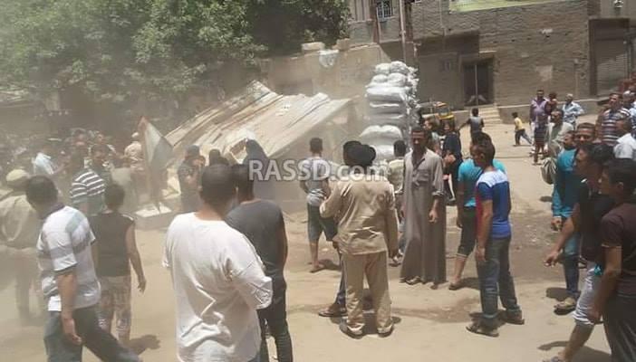 بالصور.. شرطة الفيوم  تهاجم الباعة الجائلين وتحطم واجهة محل جزارة