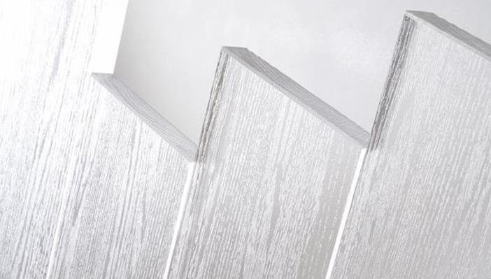 ابتكار خشب شفاف صديق للبيئة يستخدم في أعمال البناء