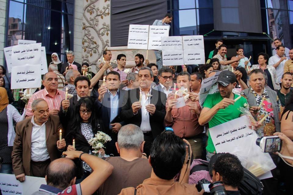 وقفة صامتة بالشموع أمام “الصحفيين” حدادا على أرواح الطائرة المنكوبة