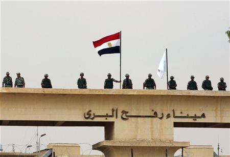 انتشال جثة فلسطيني بعد انفجار نفق  قرب معبر رفح