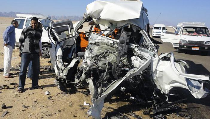 مصرع 6 أشخاص في تصادم سيارتين بطريق أسوان