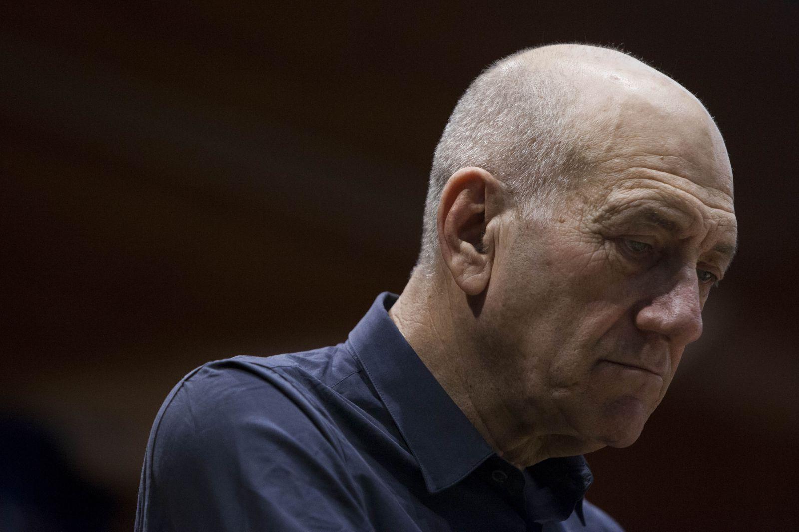 الحكم بالسجن 8 شهور على إيهود أولمرت بتهم فساد