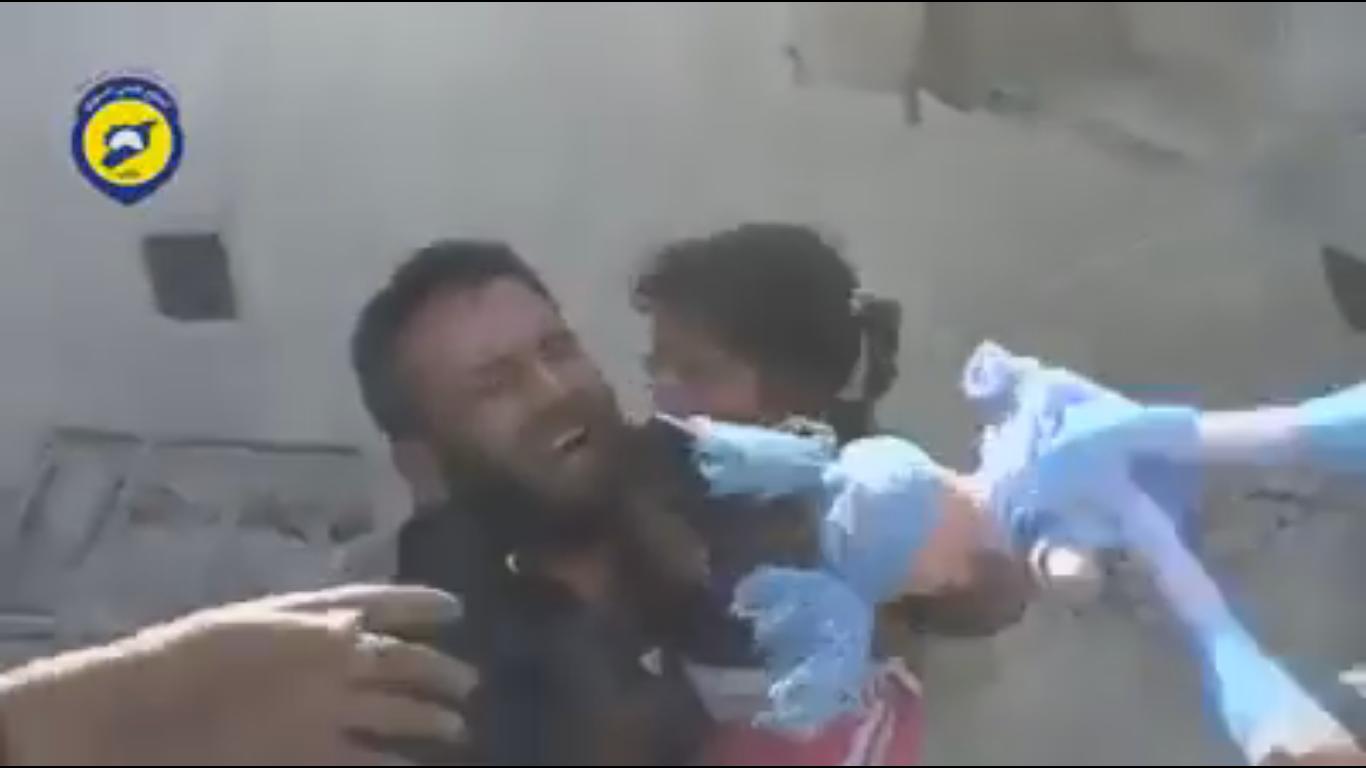 لن تصدق.. طفلة سورية تخرج سالمة من تحت أنقاض بيت تم قصفه بصحبة دميتها