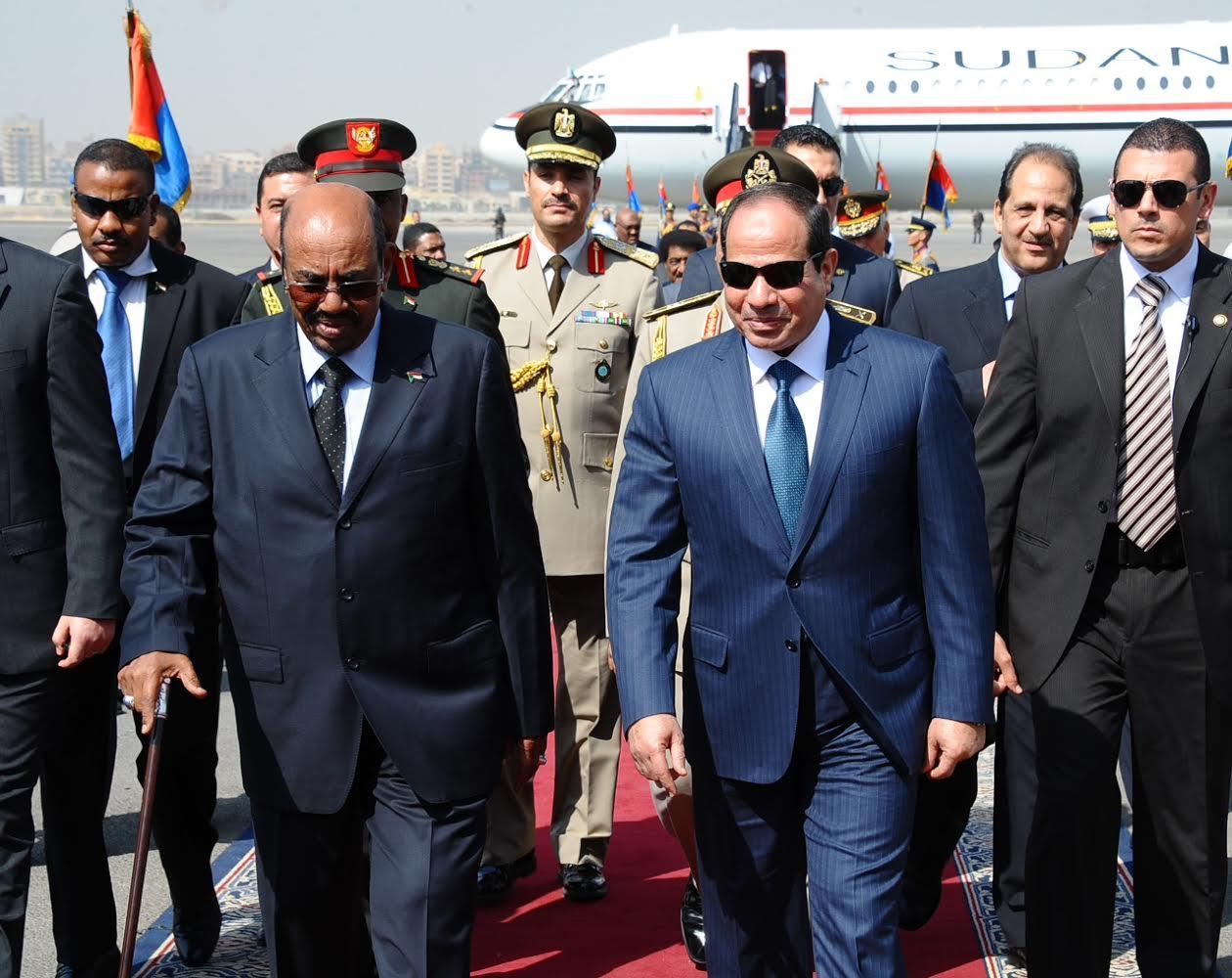 رغم نفي السيسي.. الخلافات مع السودان تصل إلي التهديد بالحرب