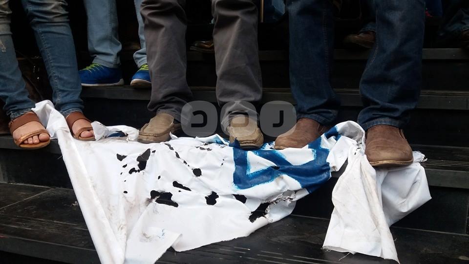 بالصور.. نشطاء يحرقون علم إسرائيل اعتراضا على زيارة نتنياهو لمصر