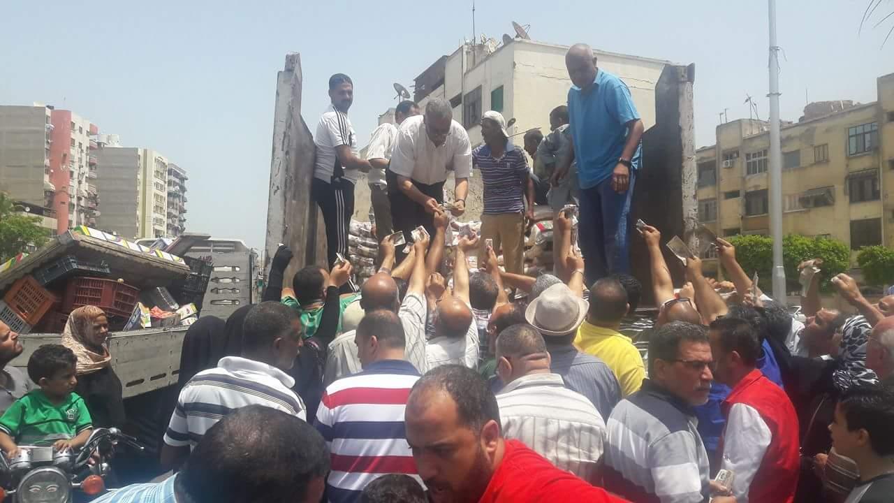 بالصور.. محافظة بورسعيد تبيع الأرز للمواطنين عبر سيارات القمامة