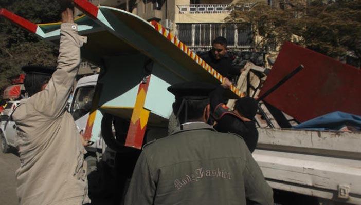 بالفيديو.. مواطن اعترض على إزالة قهوته فسبّه الضابط واعتقله