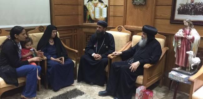 السيدة التي سترت ضحية أحداث المنيا تطالب بالإفراج عن نجلها وحفيدها