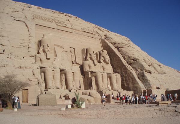 انفراد ..احتجاز 600 سائح بمعبد ابو سمبل