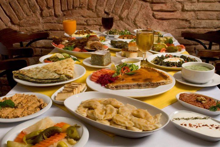 أشهر الأكلات على موائد الإفطار في رمضان حول العالم