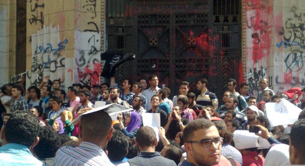 وقفة أمام ” القضاء العالي ” للمطالبة بالإفراج عن المعتقلين