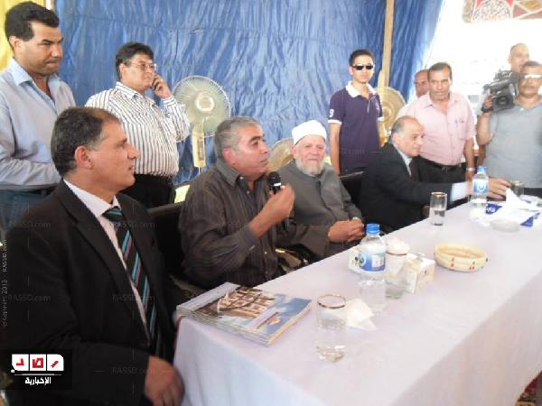 عفيفي يسلم العقود للمنتفعين بشقق الأوقاف بالوادي الجديد