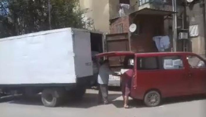 بالفيديو.. موظفان بوزارة التموين يهربان سلعا استهلاكية