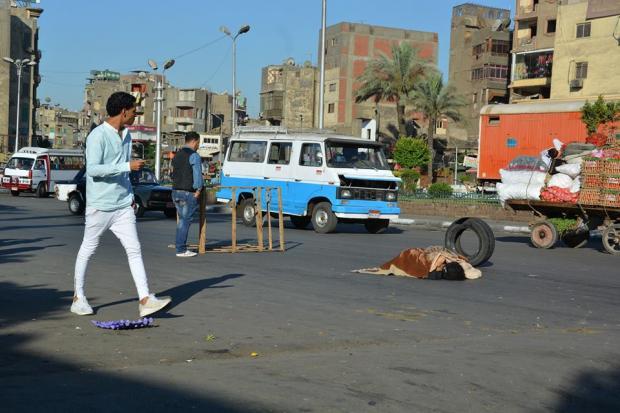 الأهالي يتركون فتاة عارية بـ”ميدان باب الشعرية” خوفًا من مساءلة الشرطة