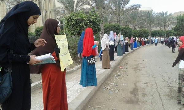 طالبات أزهر أسيوط يطالبن بالإفراج عن المعتقلين