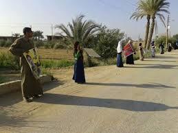 سلسلة بشرية لأهالي قصر الجبالي بمحافظة الفيوم