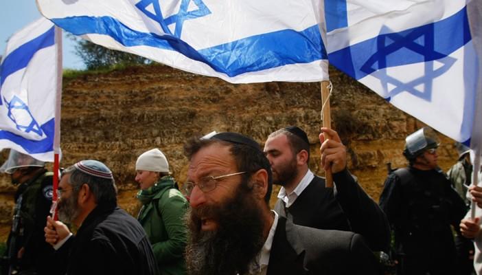 مخابرات الاحتلال ومستوطنين يقتحمون المسجد الأقصى