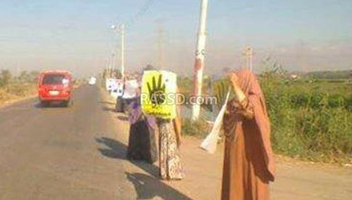 سلسلة بشرية بدمياط تطالب بالإفراج عن “الحرائر”