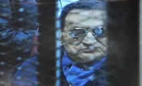 فيديو| “المخلوع” يبكي بعد ارتدائه البدلة الزرقاء لأول مرة