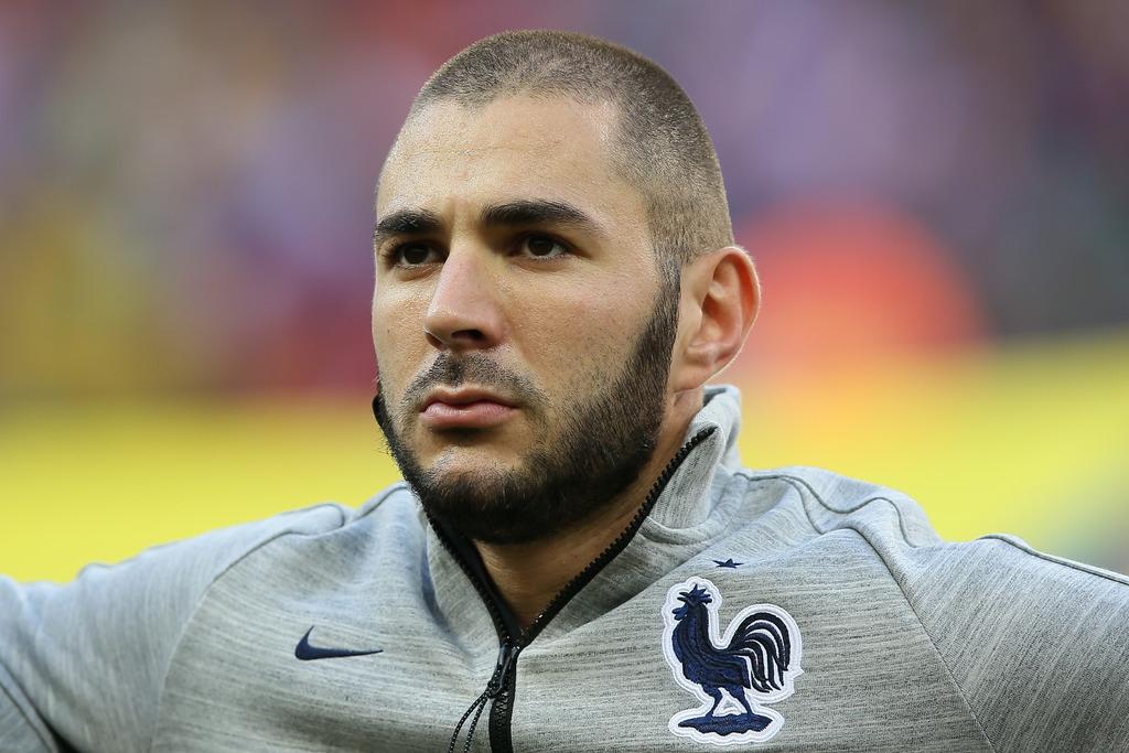 “بنزيمة” يتهم مدرب منتخب فرنسا بالرضوخ لضغط العنصريين