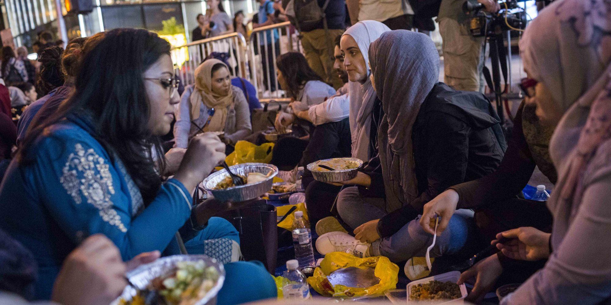 على أعتاب برج ترامب.. ناشطون ينظمون إفطارا رمضانيا ويصلون التراويح