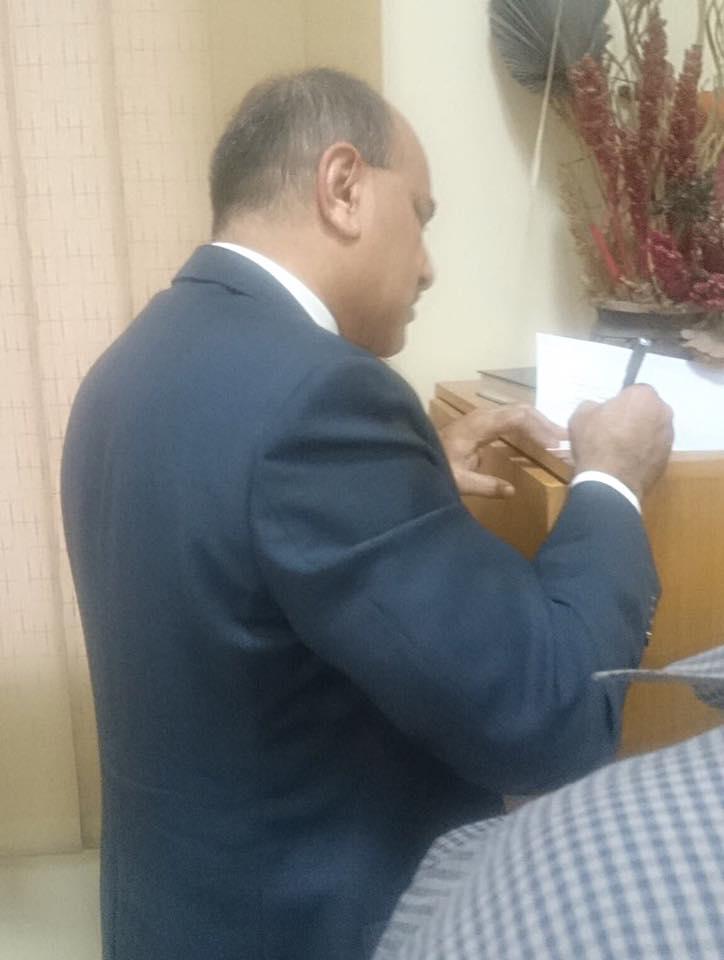 يسري فودة ينشر صورة “جنينة” أثناء توقيعه على قرار محاكمته