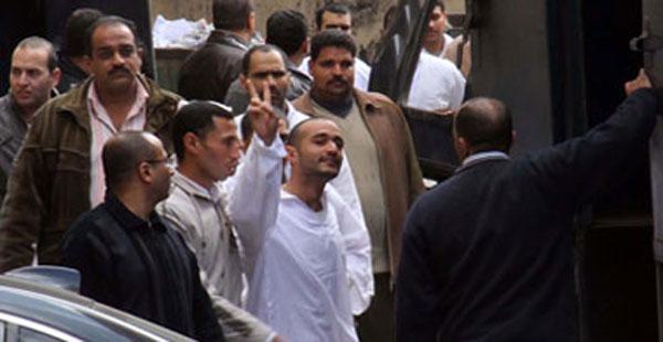 أنصار دومة ينددون بحكم المرشد عقب الحكم علي دومة