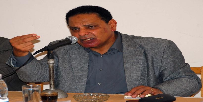 علاء الأسواني لـ “السيسي”: أي إنجاز قائم على قمع الناس هشًا وبلا قيمة