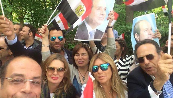 بالفيديو.. مواطنون لـ”رصد”: وفد الفنانين المصاحب للسيسي مالهمش لزمة